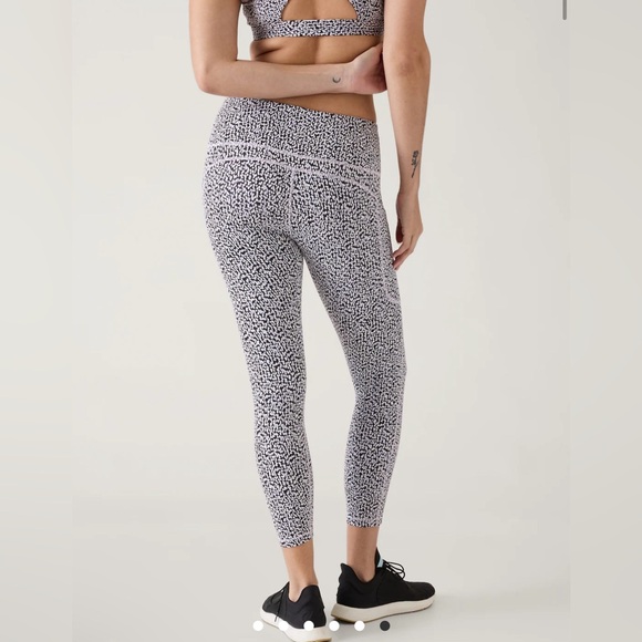 Athleta ULTIMATE STASH HIGH RISE 7/8 TIGHT - Picture 4 of 9